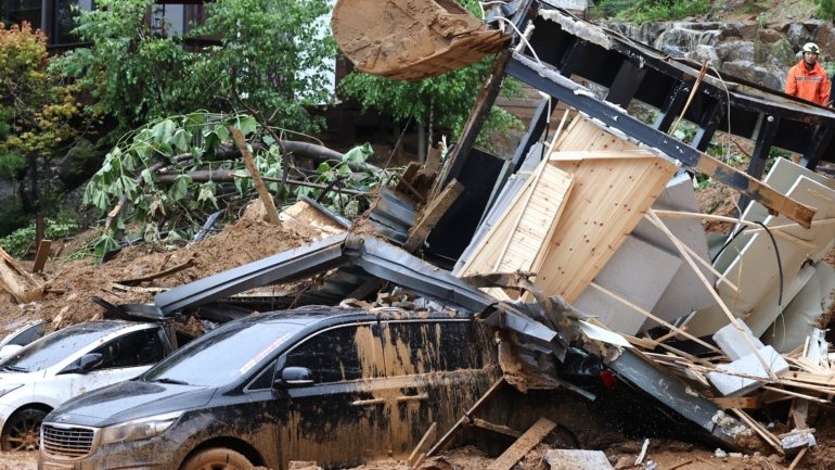 44 estradas permanecem cortadas pelas inundações e aluimento de terras