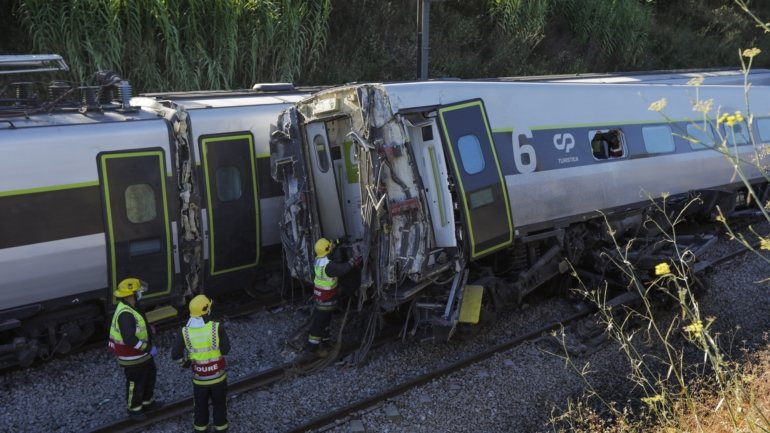 O descarrilamento do comboio Alfa Pendular, no concelho de Soure, provocou dois mortos, oito feridos graves e 36 feridos ligeiros