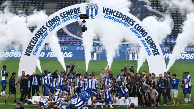 O FC Porto tornou-se campeão nacional numa das épocas mais atípicas de que há memória