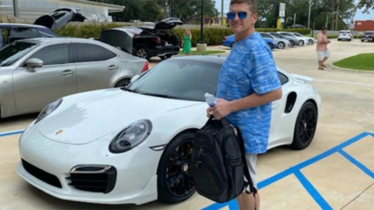 Esta imagem, divulgada pelo xerife de Walton County, na Florida, confirma que o burlão teve o Porsche em seu poder. Mas não por muito tempo