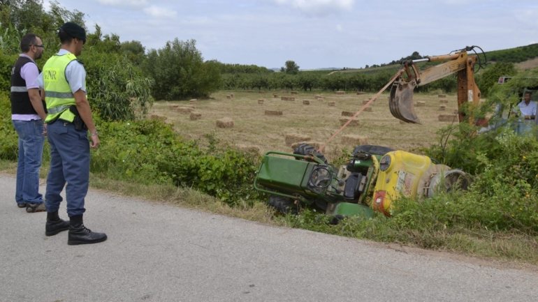 O alerta foi dado cerca das 10h00 e o acidente ocorreu num terreno agrícola, na zona da Quinta da Serrana