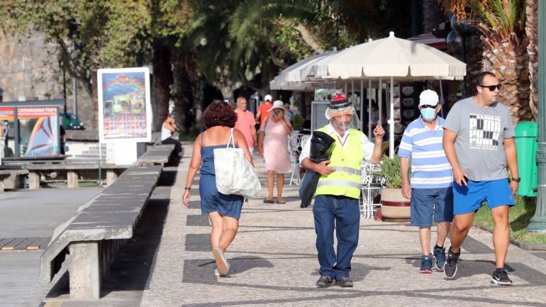 O uso obrigatório de máscara em todos os espaços públicos na Madeira entrou em vigor às 00h00 horas de domingo coincidindo com o início da prorrogação da situação de calamidade no arquipélago, até 31 de agosto