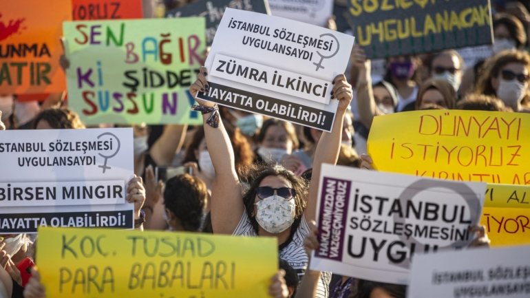 Para os ativistas em defesa dos direitos das mulheres, a retirada da Convenção de Istambul enfraquecerá a luta contra a violência doméstica e acusam as autoridades de não aplicar de forma firme as leis aprovadas após a ratificação do tratado, em 2012