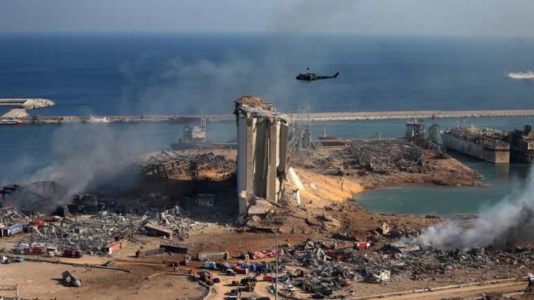 A destruição no porto de Beirute após as explosões desta terça-feira