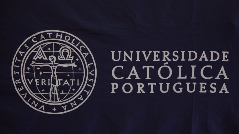 Paralelamente, a Católica Porto Business School retoma a sua atividade presencial, estando já a preparar o primeiro semestre do ano letivo de 2020/2021 com base &quot;num modelo de aprendizagem combinado&quot;