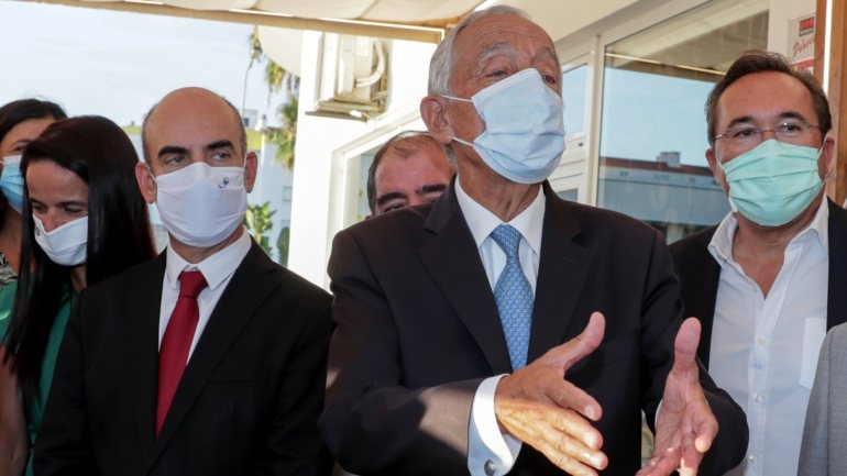 Marcelo Rebelo de Sousa disse, ainda, que vai cumprir a obrigatoriedade do uso de máscara em todos os espaços públicos, que entrou em vigor no arquipélago da Madeira a 1 de agosto, na sequência de uma resolução do Governo Regional de coligação POSD/CDS-PP