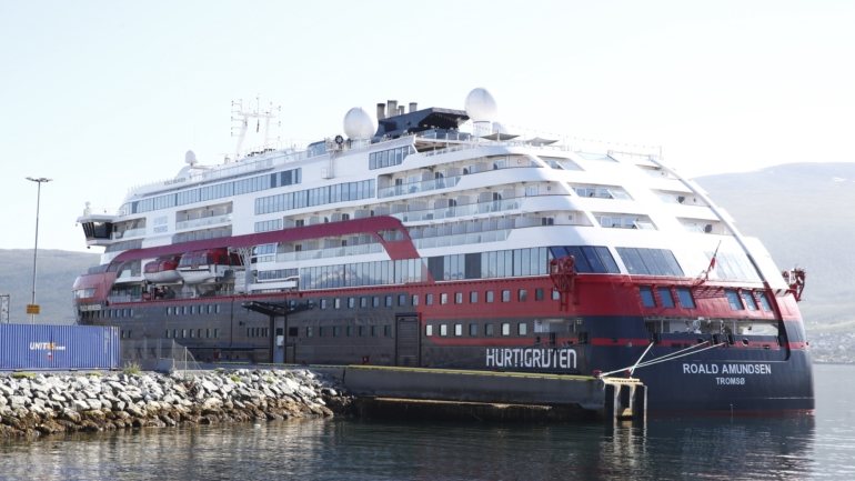 Este navio de cruzeiro, o &quot;Roald Amundsen&quot;, costuma atuar como ferry local, viajando de porto em porto ao longo da costa oeste da Noruega