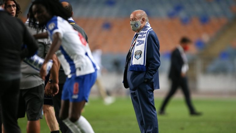 SAD do FC Porto liderada por Pinto da Costa cumpriu em parte as regras a que estava sujeito e vai continuar a ter restrições da UEFA na próxima época