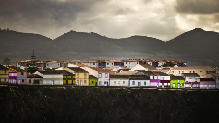 De acordo com o coordenador do Bloco nos Açores, a população que reside na zona da conserveira na vila de Rabo de Peixe convive diariamente com &quot;cheiros nauseabundos há anos&quot;, sem que &quot;nada se resolva&quot; e &quot;arrastando-se&quot; este problema