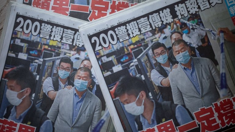 A manchete do jornal mostra uma foto de página inteira de Lai, escoltado pela polícia, com o título &quot;O Apple [Daily] vai continuar a lutar&quot;