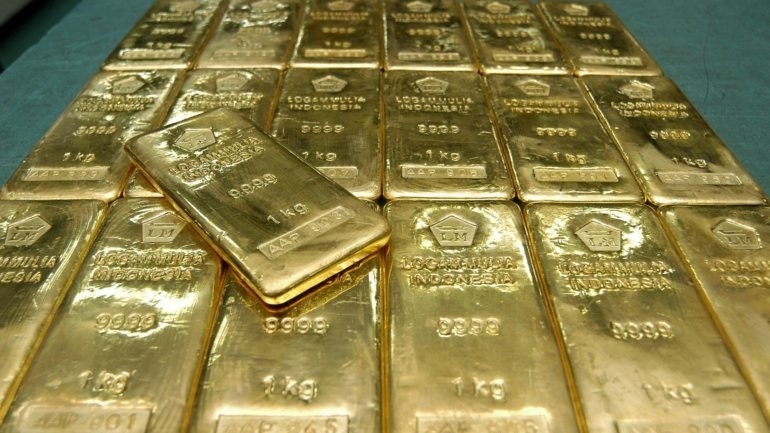 A cotação da onça de ouro caiu esta terça-feira para 1.997 dólares, menos 1,5%