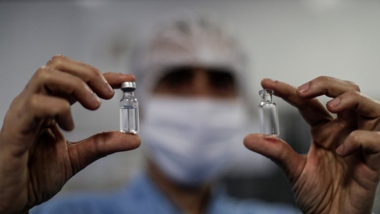 O Instituto Butantan, organização científica vinculada ao governo regional de São Paulo que produz milhares de vacinas aplicadas em toda a população do país, firmou uma parceria com a Sinovac para testar a Coronavac