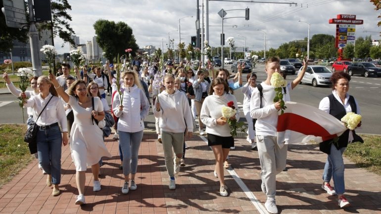 Mais de 100 mulheres a carregar flores e retratos dos seus familiares, detidos durante protestos, reuniram-se na parte sudoeste da cidade