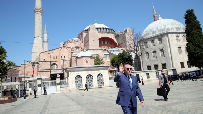 O Presidente turco não se deslocou pessoalmente a Beirute, mas enviou o seu vice-presidente e o chefe da diplomacia na semana passada