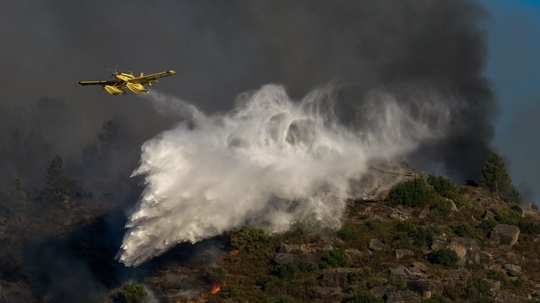 O incêndio acabou extinto pelos Bombeiros Voluntários de São Pedro da Cova
