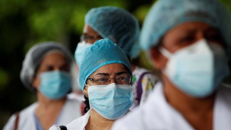 Protesto dos profissionais de saúde num hospital da capital do Panamá por causa da falta de material médico