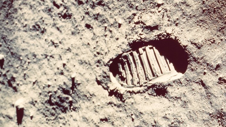 Os astronautas do programa Apollo testemunharam como o pó lunar se agarra facilmente aos materiais e pode ser prejudicial para a saúde