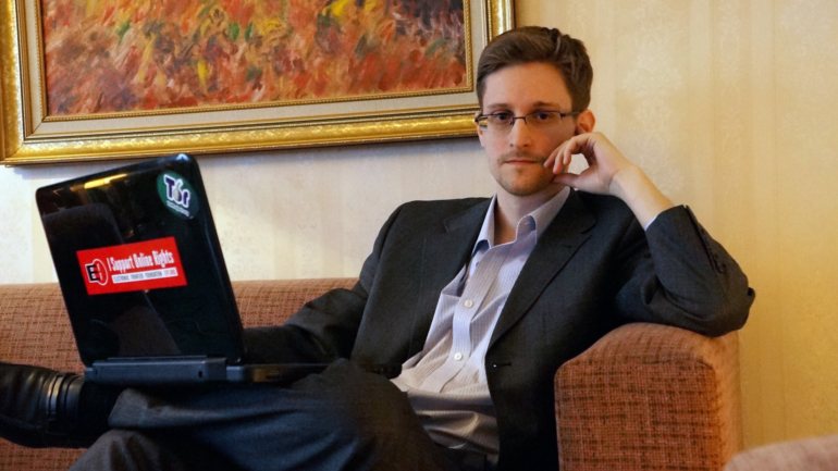 Em 2013, Edward Snowden tornou públicas provas de esquemas norte-americanos de espionagem dentro e fora dos EUA