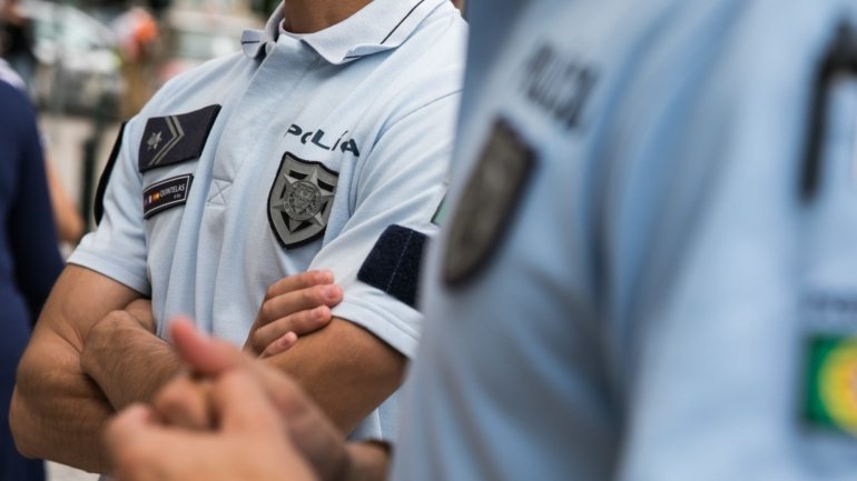 O suspeito foi intercetado pela PSP, numa rua do Porto, poucas horas depois do assalto