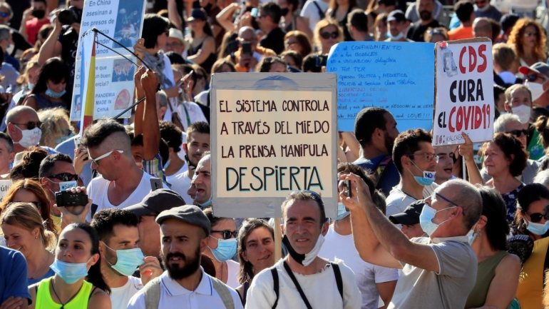Para os manifestantes, as medidas impostas pelo executivo espanhol atentam &quot;contra os direitos humanos&quot;