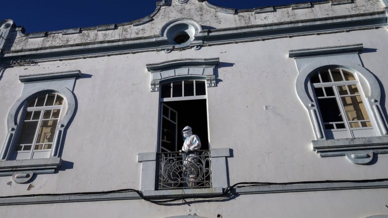 O surto no lar de Reguengos de Monsaraz já provocou a morte de 16 idosos, uma funcionária e um homem na comunidade
