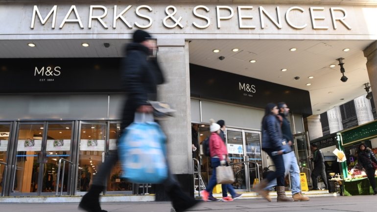 Os cortes vão afetar principalmente lojas no Reino Unido, especifica a Marks and Spencer, que também pretende criar empregos na área das vendas pela Internet.