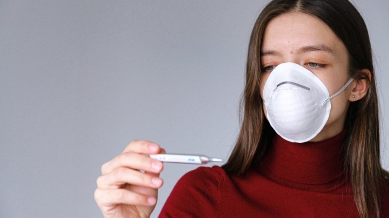 Acredita-se que o vírus da gripe se propague por vários meios diferentes, como gotículas exaladas do trato respiratório, ou através de objetos secundários onde se possa alojar como maçanetas ou lenços usados.