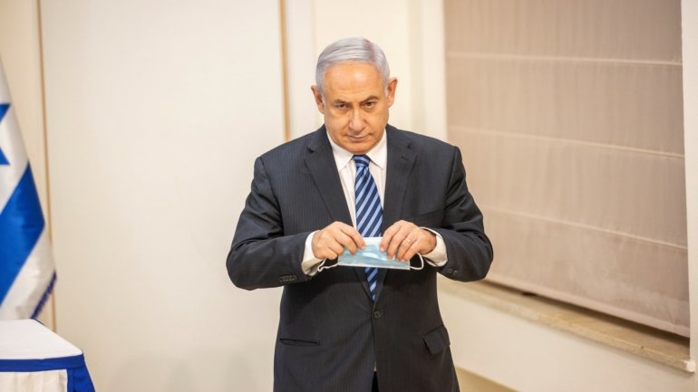 Os media acusam Netanyahu de ter tomado a decisão sem informar o seu parceiro de coligação e primeiro-ministro alternativo, Benny Gantz.