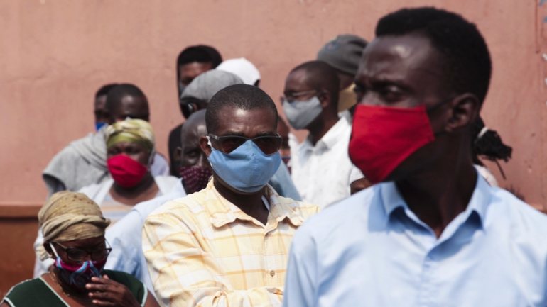 Angola regista, desde março até à presente data, um total de 1.935 casos, dos quais 88 óbitos, 632 recuperados e 1.215 ativos, incluindo cinco doentes em estado crítico, com ventilação mecânica invasiva e 19 graves.