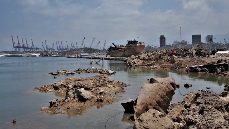 Explosão de 2.750 toneladas de nitrato de amónio armazenado há seis anos no porto matou, pelo menos, 180 pessoas