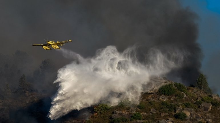 O incêndio mobilizou um total de 151 operacionais, com apoio de 38 veículos e nove meios aéreos, dois helicópteros e sete aviões