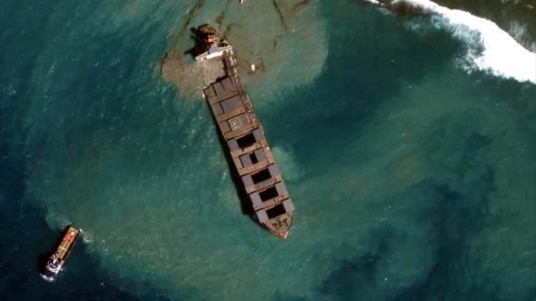 O governo das Maurícias fechou a zona costeira da parte oriental da ilha, onde milhares de voluntários civis trabalharam durante dias para tentar minimizar os danos na lagoa de Mahebourg