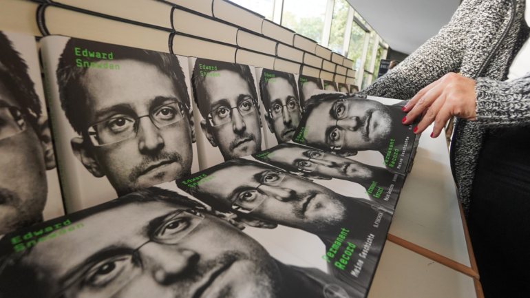 A justiça norte-americana quer reter os direitos de autor do livro em que Edward Snowden divulga informação sobre os programas de vigilância dos Estados Unidos