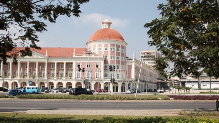 O Banco Nacional de Angola deu 90 dias aos bancos para avaliarem contratos dos clientes