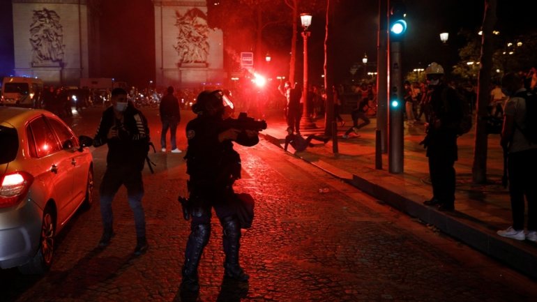 Polícia teve ação mais musculada na zona dos Campos Elísios, um dos pontos onde adeptos do PSG fizeram a festa após triunfo com RB Leipzig