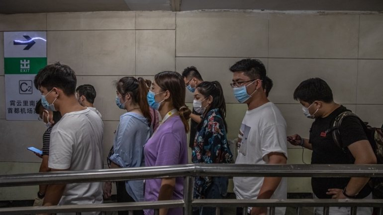 O número total de infetados ativos na China continental é de 516, sendo 24 que permanecem em estado grave, segundo as autoridades de saúde.