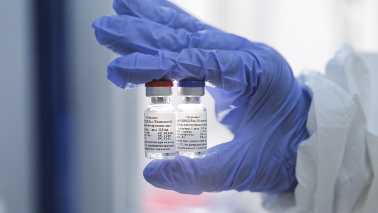 O primeiro lote de vacinas russas contra o novo coronavírus são vistas com ceticismo pelo resto do mundo
