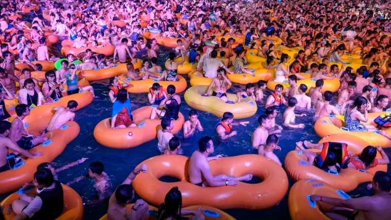 Este fim de semana realizou-se em Wuhan, na China, uma festa de música eletrónica com milhares de pessoas.