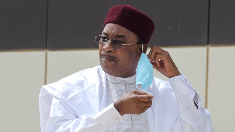 O Níger, país vizinho do Mali, onde o Presidente Ibrahim Boubacar Keita foi preso na terça-feira por militares, na sequência de um golpe de Estado, preside atualmente à organização regional com 15 países membros.