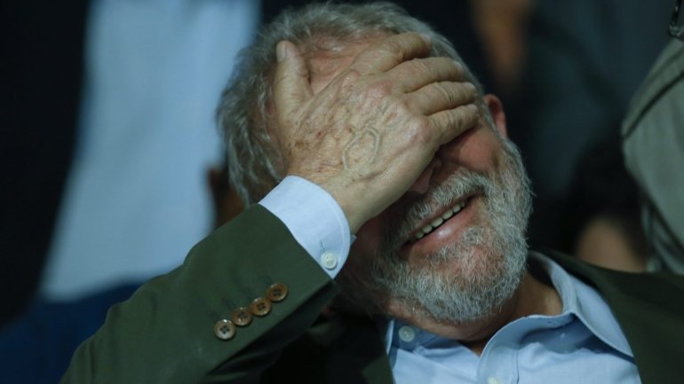 Apesar de estar em liberdade condicional, Lula da Silva continua impedido de disputar eleições