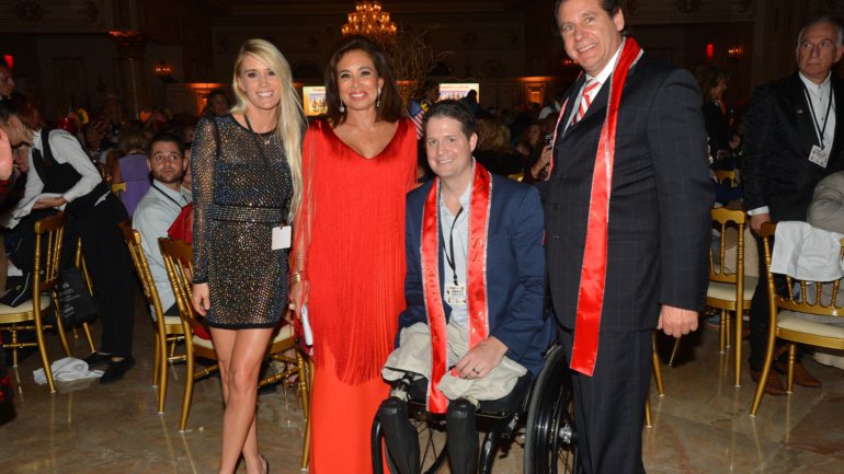 Brian Kolfage, na cadeira de rodas, perdeu as duas pernas e um braço na guerra do Iraque