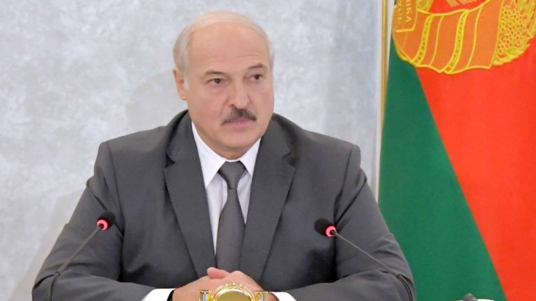 Durante a campanha eleitoral, Lukashenko acusou a Rússia de apoiar candidatos da oposição e de planos para desestabilizar a situação na Bielorrússia, mas após a eclosão dos protestos pós-eleitorais no início de agosto, redirecionou os seus ataques contra países europeus, como a Polónia ou a República Checa.