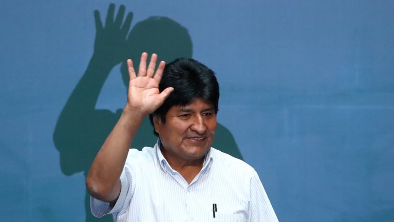 Evo Morales está no exílio desde novembro, por &quot;sugestão&quot; do exército para sair do país, após umas eleições fraudulentas