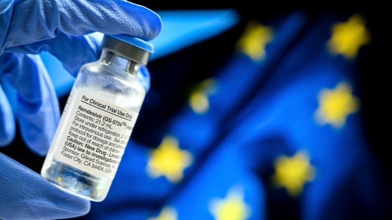 O medicamento remdesivir foi aprovado na Europa para uso em doentes graves com Covid-19