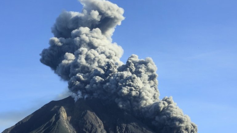 O vulcão, um dos três que na Indonésia registam frequentemente erupções, esteve adormecido durante quatro séculos, mas entrou em erupção em 2010