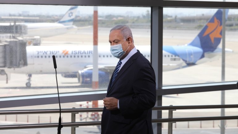 Benjamin Netanyahu está a ser julgado por fraude, suborno e abuso de confiança em três casos de corrupção