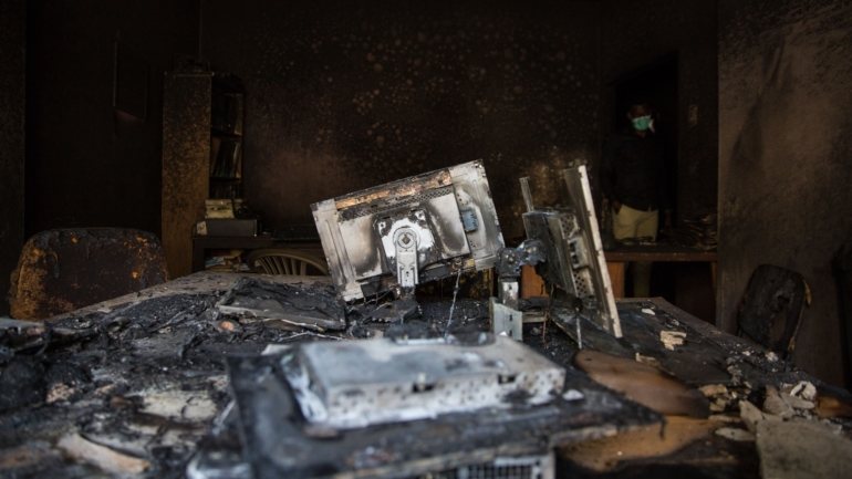 A redação do semanário Canal de Moçambique, localizada no centro de Maputo, ficou destruída, após desconhecidos terem ateado fogo na noite de domingo