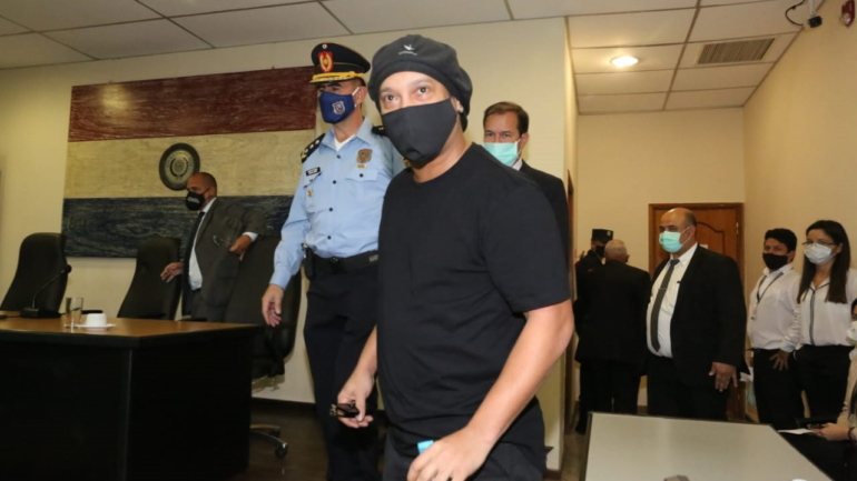 Ronaldinho e o seu irmão encontravam-se em prisão domiciliária num hotel de Assunção desde 7 de abril, quando abandonaram a cadeia onde estavam.
