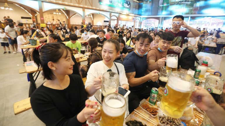 Chineses festejam a &quot;liberdade&quot; no festival da cerveja de Qingdao