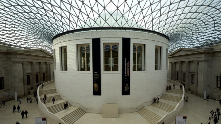 British Museum diz querer reescrever a história com pessoas de todo o mundo &quot;como iguais&quot;, mesmo que lembre que essa história é, por vezes, &quot;dolorosa&quot;
